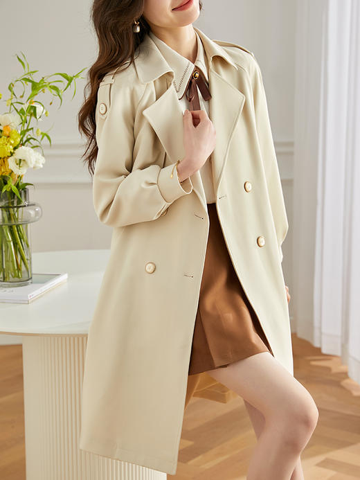 【五折购】熙世界杏色风衣女中长款2025春新款流行双排扣高端英伦风休闲外套 商品图1