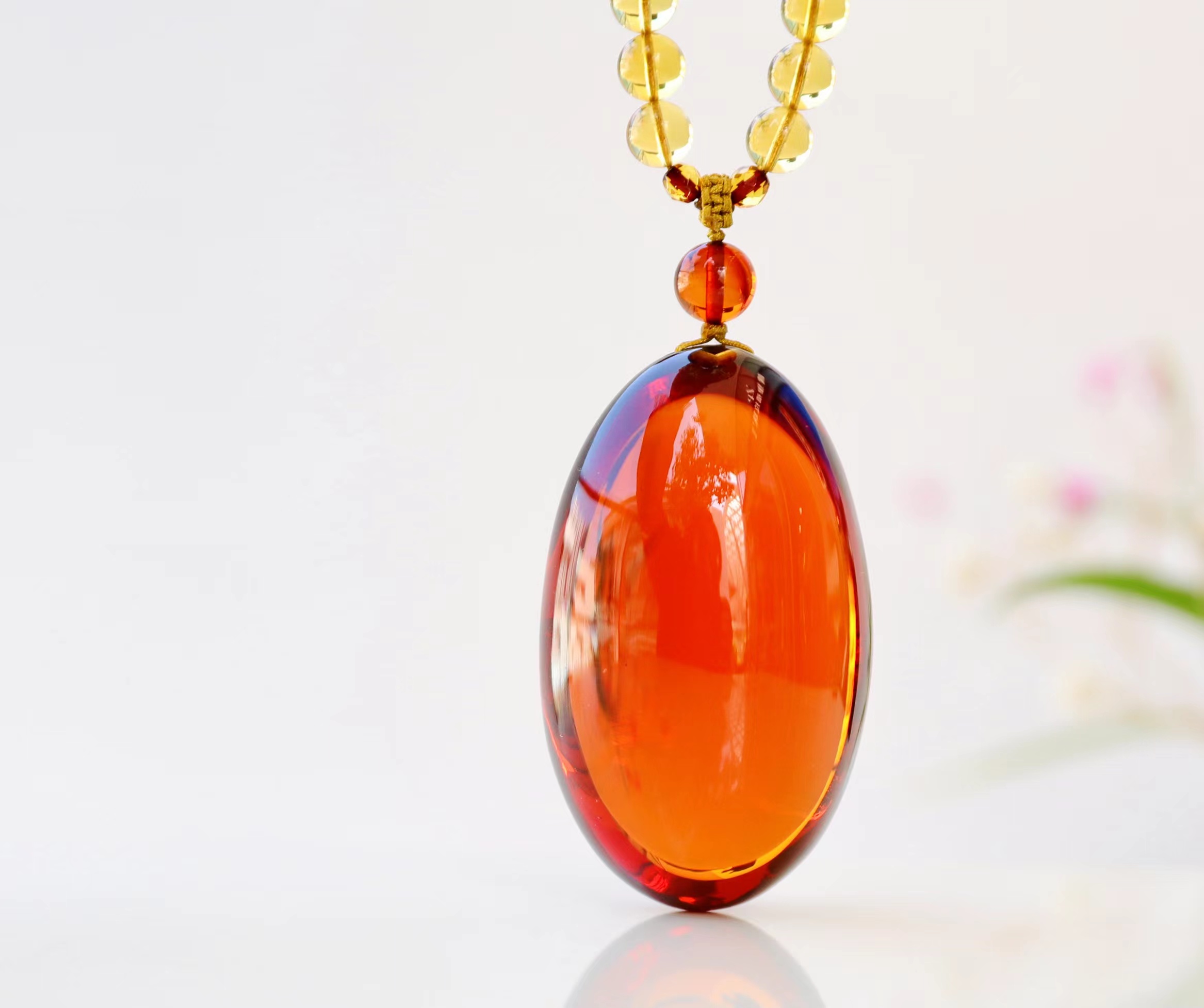 永不风化的缅甸血茶珀艳丽血茶搭配深色衣服特别出彩