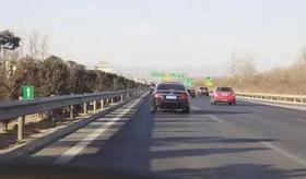 高速行驶怎样安全超越大车？