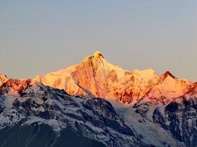  一眼梅里日照金山，治愈一整年的遗憾 