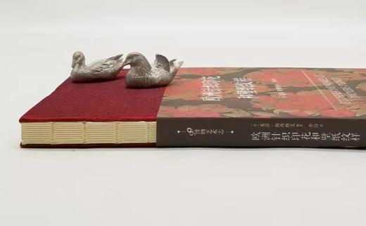 《欧洲针织印花和壁纸纹样》，精装，16开本，彩版印刷，人民文学出版社2017年版，定价128，售价45元。
  商品图1