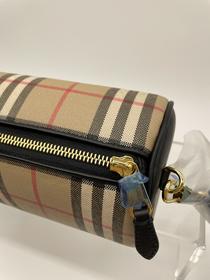 英国 BURBERRY 巴宝莉格子拼接圆筒包