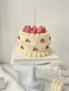 小清新草莓装饰蛋糕