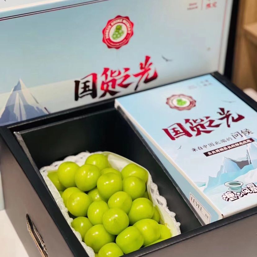 晴王，皮薄甘甜 肉感丰润的晴王葡萄，每年夏天的专宠，超高糖度入口清香，无籽不涩，吃一颗舌尖无尽的享受。
