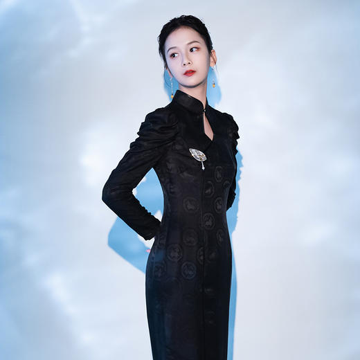 荷言HEYEN 故人入梦 黑色交织兔子提花罗面料+复古小羊腿袖+珠绣叶形装饰胸花+镂空菱形领口后开叉设计纯手定制工旗袍 定制不退换 商品图1