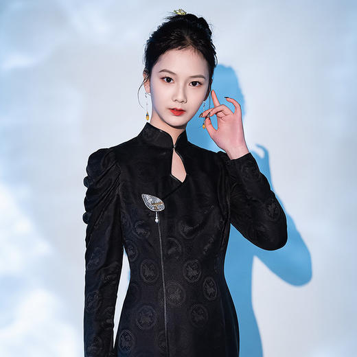 荷言HEYEN 故人入梦 黑色交织兔子提花罗面料+复古小羊腿袖+珠绣叶形装饰胸花+镂空菱形领口后开叉设计纯手定制工旗袍 定制不退换 商品图0