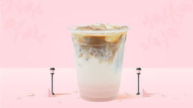 草莓百利甜拿铁