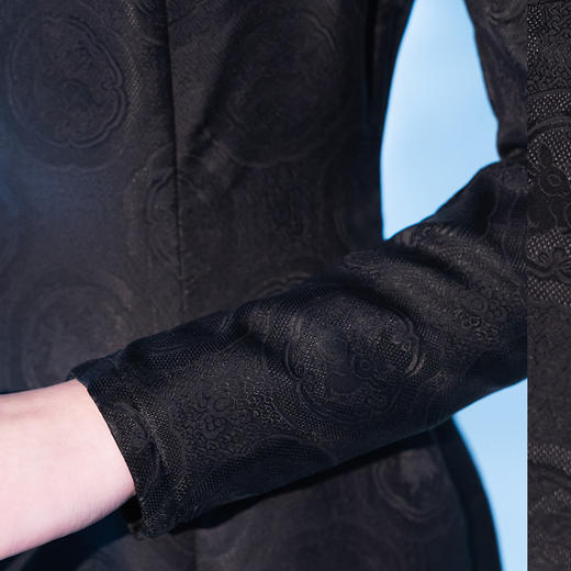 荷言HEYEN 故人入梦 黑色交织兔子提花罗面料+复古小羊腿袖+珠绣叶形装饰胸花+镂空菱形领口后开叉设计纯手定制工旗袍 定制不退换 商品图4