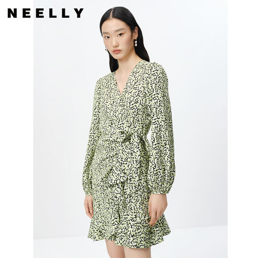 NEELLY纳俪商场同款春季V领泡泡袖连衣裙女收腰系带a字裙中长款N23022Y01098 商品图2
