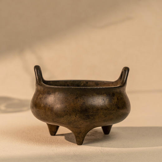 清 铜冲天耳三足香炉 商品图0