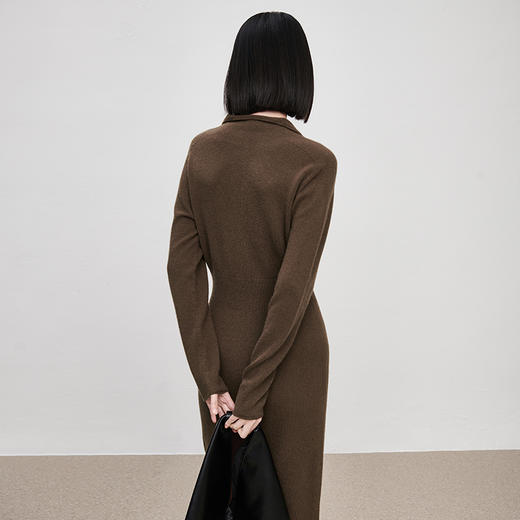 IN AND ON2022秋冬新款绵羊毛V领收腰针织连衣裙大衣内搭毛衣裙 商品图0