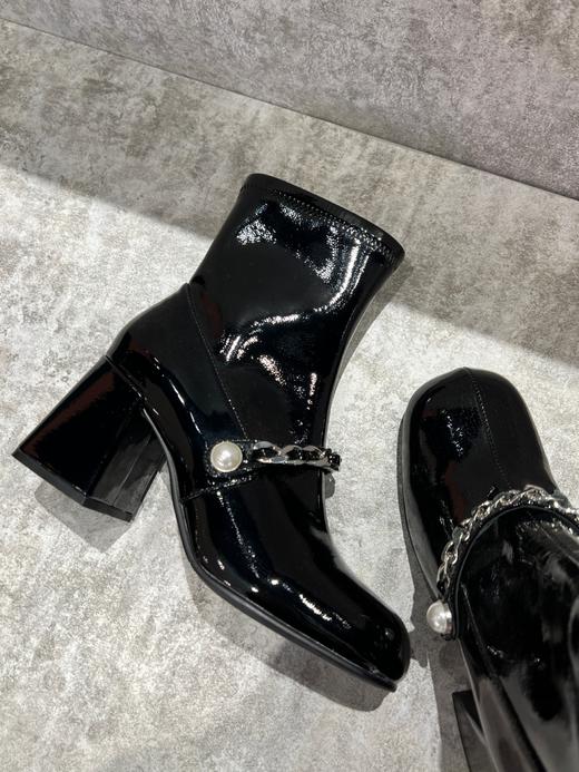 IUIU SECOND 亮面链条珍珠中跟短靴U21DS46092 商品图3