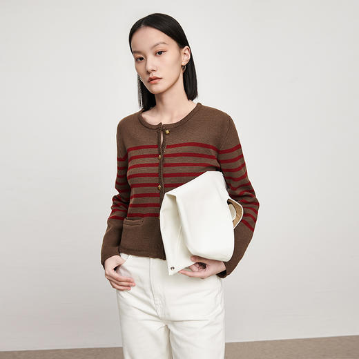 IN AND ON2023春季黑白条纹针织开衫女新款百搭圆领金属扣小香风外套 商品图2