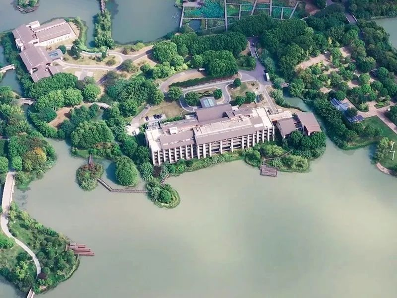 ★周末不加价★￥799起/2间夜 宿洲际旗下【昆山花桥中城假日酒店】高级房+早餐+多项亲子玩乐，私享780万㎡湿地，天然氧吧！另有湖景房、单晚亲子主题房可选~有效期至2026年3月31日