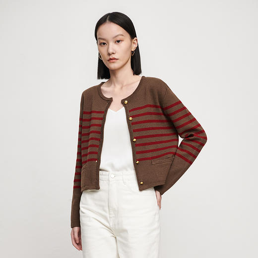 IN AND ON2023春季黑白条纹针织开衫女新款百搭圆领金属扣小香风外套 商品图3