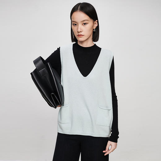 IN AND ON2022秋冬款绵羊毛双口袋V领马甲女新款针织内穿马夹套头外套 商品图6