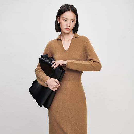 IN AND ON2022秋冬新款绵羊毛V领收腰针织连衣裙大衣内搭毛衣裙 商品图7