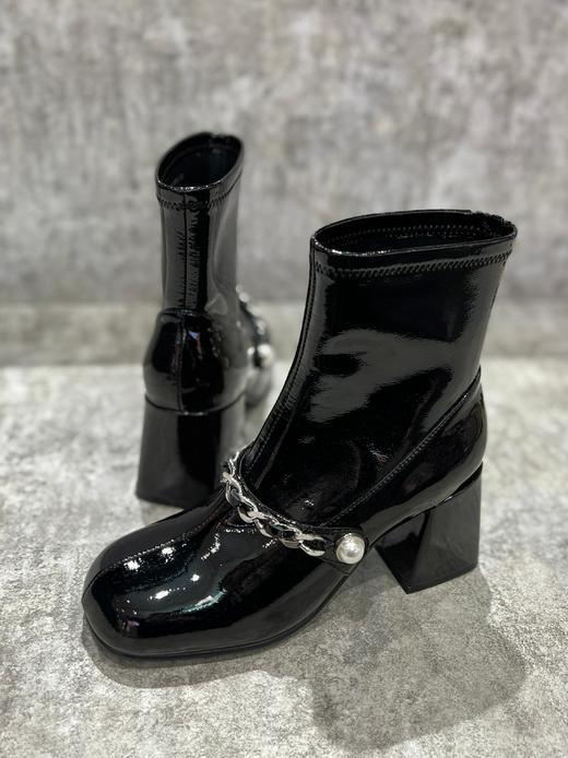 IUIU SECOND 亮面链条珍珠中跟短靴U21DS46092 商品图1