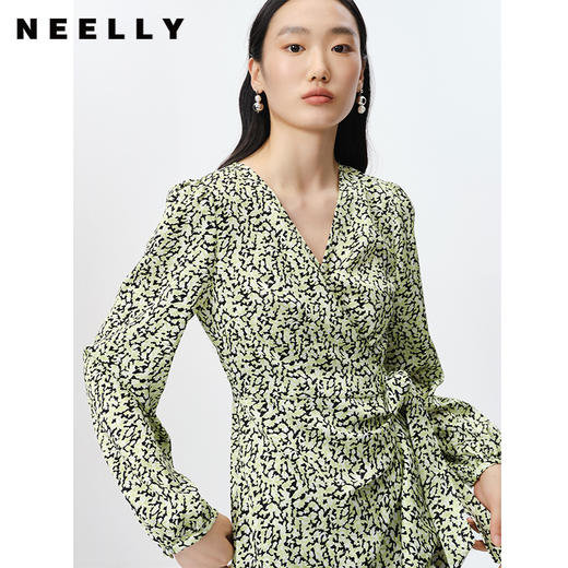 NEELLY纳俪商场同款春季V领泡泡袖连衣裙女收腰系带a字裙中长款N23022Y01098 商品图3