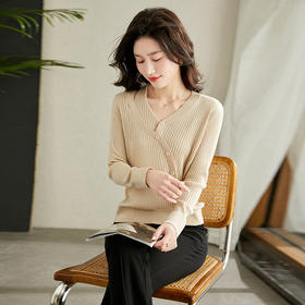 款时尚减龄针织，洋气设计感显瘦V领上衣CC-16-6633