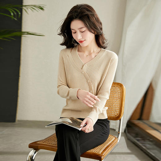 款时尚减龄针织，洋气设计感显瘦V领上衣CC-16-6633 商品图0