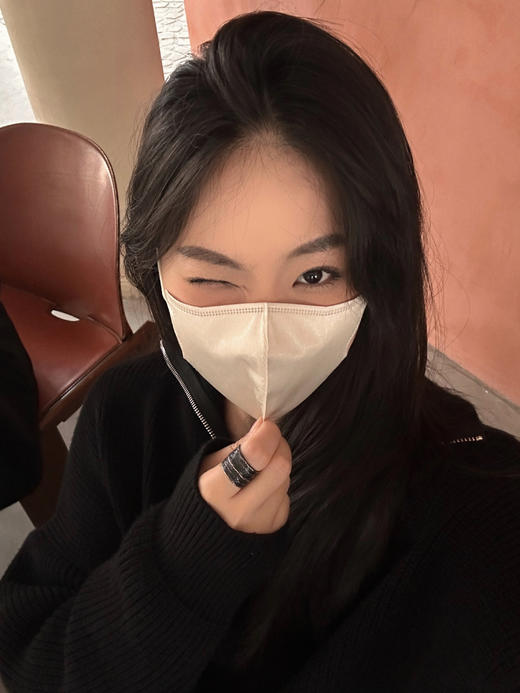 高级口*罩该有的样子，颜色高级，显脸小，而且真的超级轻！戴过炒鸡舒服的口罩了！！！！ 商品图9