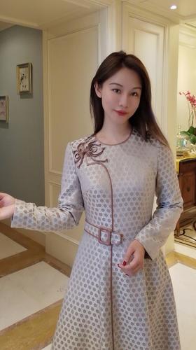 逸红颜 #明月优选  新春衣橱#2025复古穿搭「荷珊」  中式轻礼服感连衣裙 ,提花面料,里外娇嫩