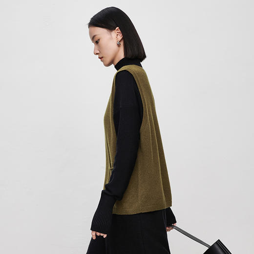 IN AND ON2022秋冬款绵羊毛双口袋V领马甲女新款针织内穿马夹套头外套 商品图4