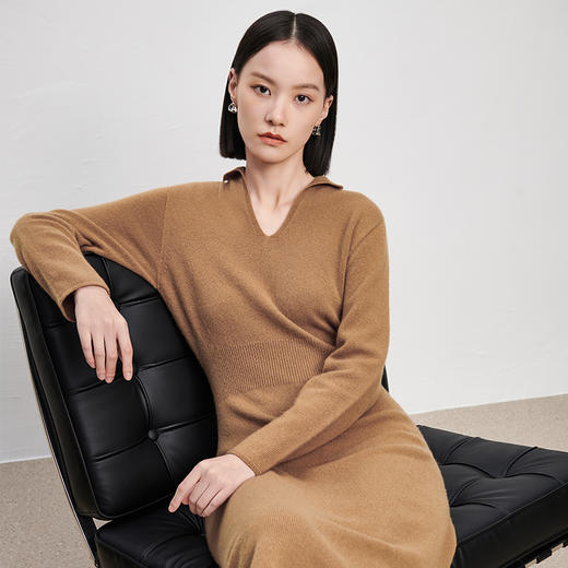 IN AND ON2022秋冬新款绵羊毛V领收腰针织连衣裙大衣内搭毛衣裙 商品图6