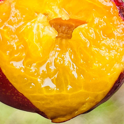 🌹智利海运西梅，颗粒大而饱满，浅玫紫色，沉甸甸的很硬实，咬上去脆爽绵滑，金黄色果肉甜美鲜活，沙甜～～😋😋 商品图2