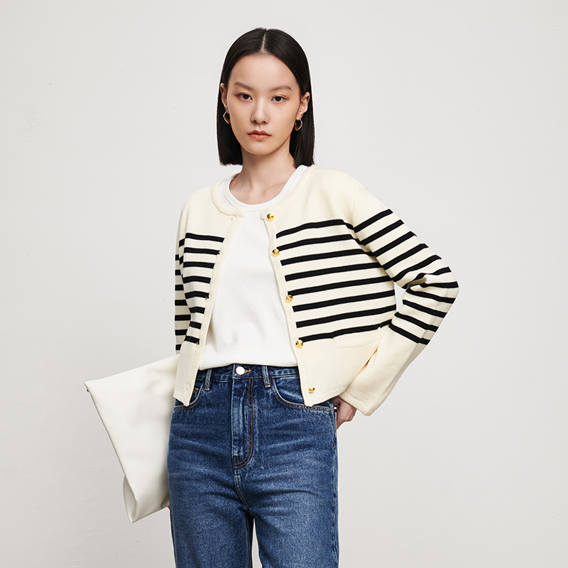 IN AND ON2023春季黑白条纹针织开衫女新款百搭圆领金属扣小香风外套