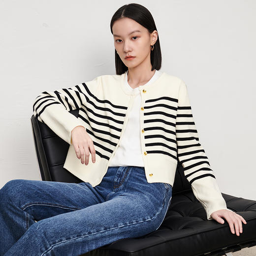 IN AND ON2023春季黑白条纹针织开衫女新款百搭圆领金属扣小香风外套 商品图7