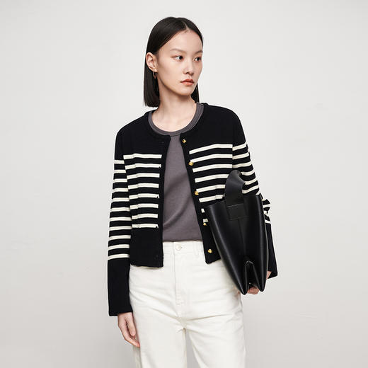 IN AND ON2023春季黑白条纹针织开衫女新款百搭圆领金属扣小香风外套 商品图5