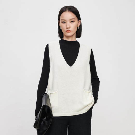 IN AND ON2022秋冬款绵羊毛双口袋V领马甲女新款针织内穿马夹套头外套 商品图2