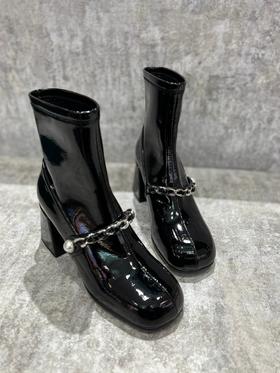 IUIU SECOND 亮面链条珍珠中跟短靴U21DS46092