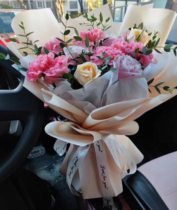 【无锡鲜花】康乃馨及玫瑰花束 主花康乃馨（随机玫瑰混搭） 如需贺卡请备注文字xc 商品图0