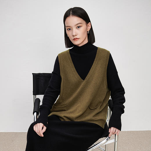 IN AND ON2022秋冬款绵羊毛双口袋V领马甲女新款针织内穿马夹套头外套 商品图3