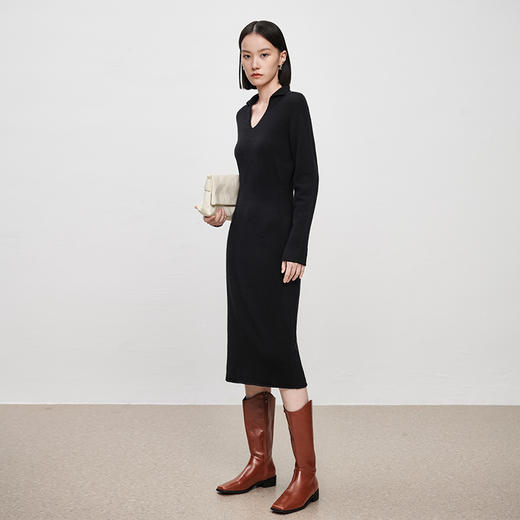 IN AND ON2022秋冬新款绵羊毛V领收腰针织连衣裙大衣内搭毛衣裙 商品图3