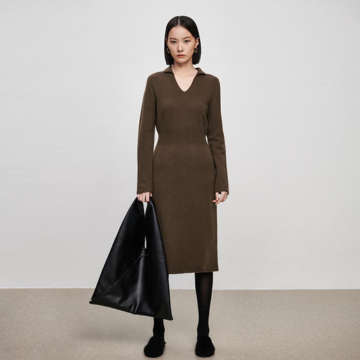 IN AND ON2022秋冬新款绵羊毛V领收腰针织连衣裙大衣内搭毛衣裙 商品图1