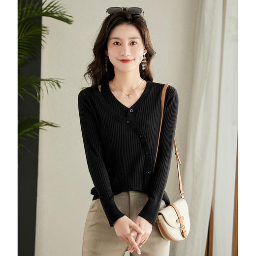 款时尚减龄针织，洋气设计感显瘦V领上衣CC-16-6633 商品图3