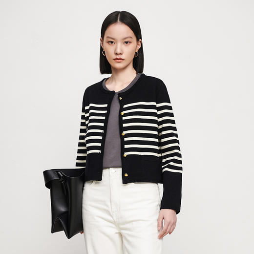IN AND ON2023春季黑白条纹针织开衫女新款百搭圆领金属扣小香风外套 商品图6