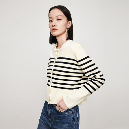 IN AND ON2023春季黑白条纹针织开衫女新款百搭圆领金属扣小香风外套 商品图8