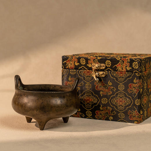 清 铜冲天耳三足香炉 商品图1