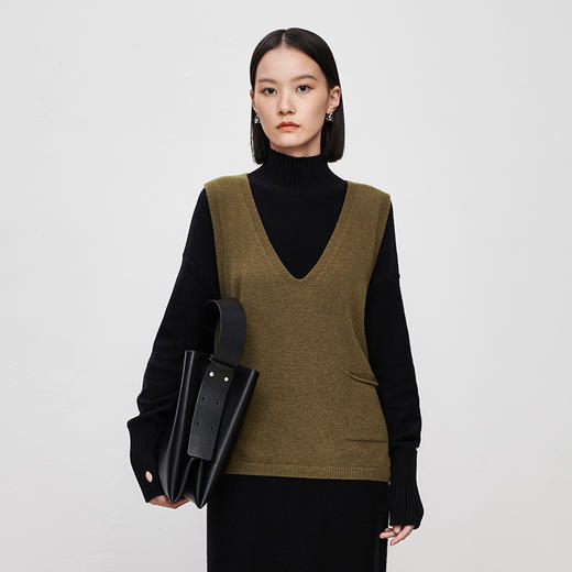 IN AND ON2022秋冬款绵羊毛双口袋V领马甲女新款针织内穿马夹套头外套 商品图5