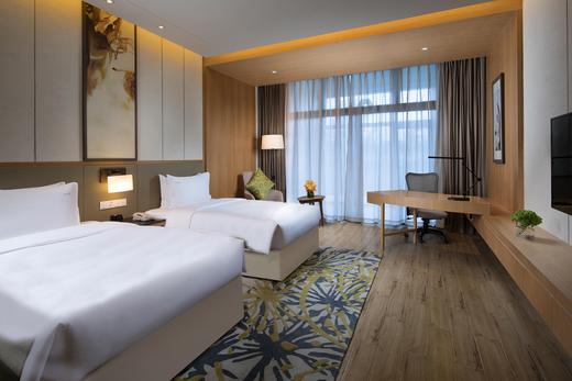 ★江苏年夜饭★￥3297起/晚 宿洲际旗下【昆山花桥中城假日酒店】3间高级房+6人年夜饭+多项亲子玩乐，私享780万㎡湿地，天然氧吧！另有10人套餐可选~有效期2026年2月16日专享 商品图1