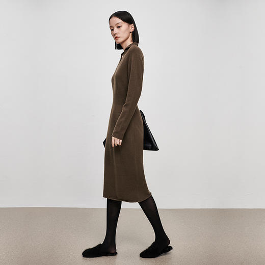 IN AND ON2022秋冬新款绵羊毛V领收腰针织连衣裙大衣内搭毛衣裙 商品图2