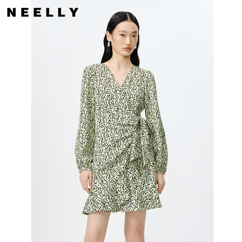 NEELLY纳俪商场同款春季V领泡泡袖连衣裙女收腰系带a字裙中长款N23022Y01098