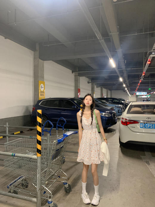 <曾小咸推荐>巨折清仓秒杀，稀有现货24小时发【仅限今日】  肩部系绳吊带连衣裙 商品图1