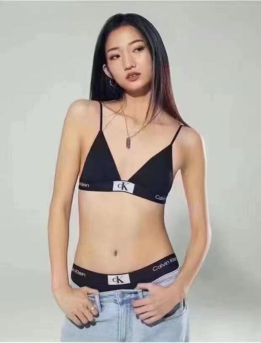 4楼CK Underwear 1996系列，2023春夏新款三角软杯文胸，货号：QF7217，现价：490 商品图2