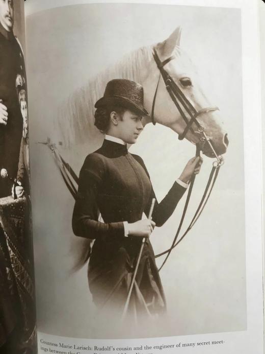 弗雷德里克·莫顿《紧张的华丽：维也纳1888-1889》 数十幅插图 精装16开带书匣 商品图5